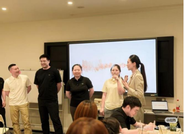 珀莱雅 《精英雅礼——商务礼仪实战攻略》